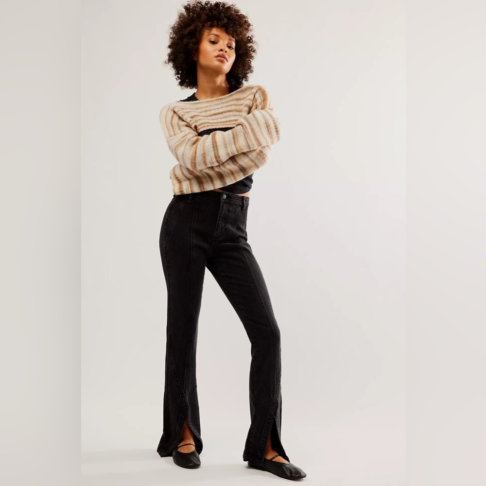 Free people CRVY MONA
HIGH RISE
FLARE size‎ 26 NWT